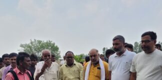 गोवंश के अवशेष मिलने पर बजरंग दल का प्रदर्शन:बहराइच में शंकरपुर चौराहे पर पुलिस-प्रशासन के खिलाफ नारेबाजी, कार्रवाई की मांग