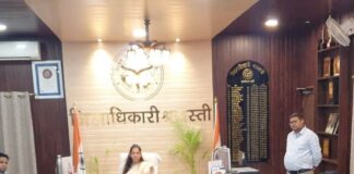 श्रावस्ती में उर्वरक वितरण की गहन समीक्षा:डीएम बोले- फार्मर आईडी के बिना बिक्री पर होगी कड़ी कार्रवाई, किसानों से अपील