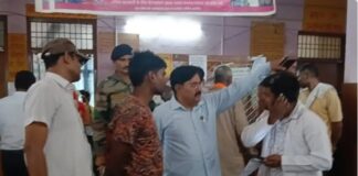 सीएमओ के औचक निरीक्षण से सीएचसी में मचा हड़कंप, गुटखा खाते कर्मचारी पर जुर्माना; गंदगी और अव्यवस्थाओं पर जताई नाराजगी
