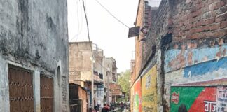 मुंडेरवा में पहली बारिश से सड़कें जलमग्न:नगर पंचायत के विकास कार्यों की खुली पोल, लोग परेशान