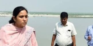 घाघरा तटबंधों का जिलाधिकारी ने किया निरीक्षण:बाढ़ पूर्व तैयारियों के लिए दिए आवश्यक निर्देश