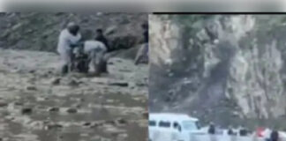 भारी बारिश के कारण मुगल रोड पर भूस्खलन होने से सैकड़ों वाहन फंसे