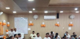 श्रावस्ती में हाईस्कूल-इंटर के 21 मेधावी सम्मानित:डीएम ने 21-21 हजार के चेक, मेडल प्रशस्ति पत्र दिये