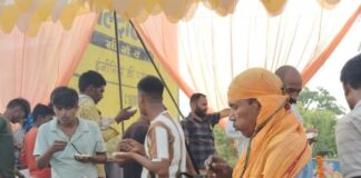 ज्येष्ठ के पांचवें बड़े मंगलवार पर उमड़ी श्रद्धालुओं की भीड़:इकौना कस्बे में भक्तों ने की पूजा-अर्चना, भंडारे का आयोजन