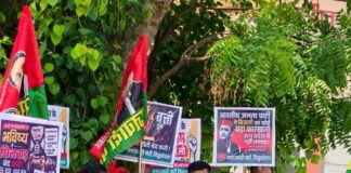 डुमरियागंज में सपा ने बढ़ती महंगाई पर खोला मोर्चा:तहसील परिसर में कार्यकर्ताओं में किया प्रदर्शन, विधायक सैय्यदा खातून के नेतृत्व पार्टी के झंडे लेकर सड़क पर उतरे लोग