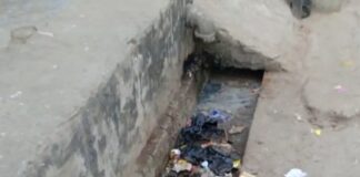 महादेवा में नालियां जाम:स्थानीय निवासियों को गंदगी और दुर्गंध से परेशानी