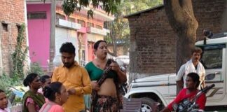 किन्नर बनकर नेग मांग रही महिला की पिटाई:रामापुर तिवारी में असली किन्नरों ने पीटा, ग्रामीणों से भी हुआ विवाद