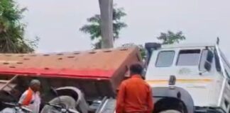 भारत भारी क्षेत्र में बारिश के दौरान अनियंत्रित ट्रेलर पलटा:डुमरियागंज-रुधौली मार्ग पर हुआ हादसा, चालक सुरक्षित