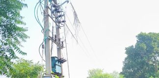 11000 वोल्ट फेस बॉक्स का ढक्कन खुला:वेलहन महेशपुर में विद्युत विभाग की लापरवाही, ग्रामीण परेशान