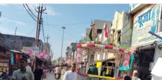 इकौना में मोहर्रम का जुलूस निकला:पांच पिरान जामा मस्जिद का चित्र जुलूस में शामिल