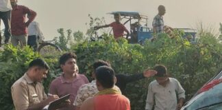 बहराइच में अनियंत्रित कार पुलिया से टकराई:चार युवक घायल, पुलिस ने घायलों को अस्पताल भेजा