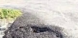 मार्ग पर बना गड्ढा राहगीरों के लिए बना मुसीबत:राहगीरों और ग्रामीणों ने की तत्काल मरम्मत की मांग