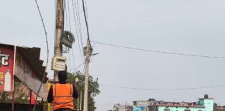 बिजली पोल पर अवैध वाईफाई केबल, हादसे का खतरा:नौतनवा-सोनौली में निजी कंपनियों पर कार्रवाई की मांग