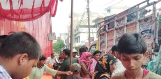 इकौना में पांचवां विशाल भंडारा आयोजित:गुप्ता वस्त्र भंडार पर हुआ आयोजन, सैकड़ों लोगों ने ग्रहण किया प्रसाद