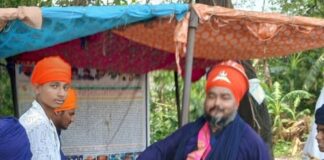 गुरुद्वारे ने गुरुअर्जन देव की शहादत के उपलक्ष्य छबील लगाई:बस्ती में चार सहज पाठ की समाप्ति पर राहगीरों को पिलाया ठंडा शरबत