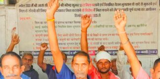 अस्थाई श्रमिकों का धरना 341वें दिन भी जारी:रुका वेतन और मिल चालू करने की मांग