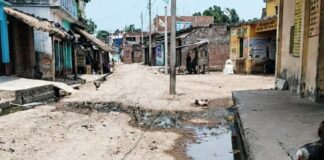 गेहूं क्रय केंद्र पर जलभराव से तौल प्रभावित:घोलिया कला में किसानों को परेशानी, ग्रामीणों में आक्रोश