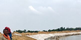 सिद्धार्थनगर में ₹4.17 करोड़ के प्रोजेक्ट पर सवाल:ग्रामीणों ने नदी कटान परियोजना की गुणवत्ता पर जांच की मांग की