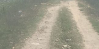 महतव पुरवा में कच्चा रास्ता, बारिश से आवागमन बाधित:ग्रामीणों को भारी परेशानी, पक्की सड़क बनवाने की मांग की