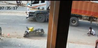 स्कूटी सवार ट्रेलर की चपेट में आने से बचा:रुधौली में घटना का वीडियो आया सामने, युवक को मामूली चोटें आईं