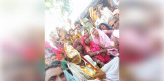 ढोल-नगाड़ों के साथ बेटों और पोतों ने कराई बुजुर्ग माता-पिता की शादी मिसाल बना