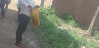 पाइपलाइन खुदाई से सड़क पर गड्ढा:कैदुवा ग्राम सभा में जलभराव से आवागमन बाधित