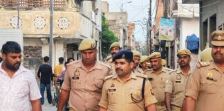 शोहरतगढ़ में मोहर्रम को लेकर पुलिस का फ्लैग मार्च:सीओ ने सुरक्षा व्यवस्था जांची, ताजिया निर्माताओं से की बात