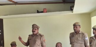 सिद्धार्थनगर में पुलिस पहुंची गांव, बुजुर्गों से पूछा हाल:लोगों ने कहा- योजनाओं का लाभ मिल रहा, गांव में बना सौहार्द का माहौल