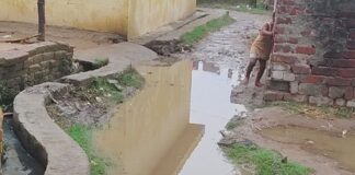 पिपरा में सड़क नहीं, ग्रामीणों को आवागमन में:कीचड़ और जलभराव से स्कूली बच्चों का रास्ता बाधित