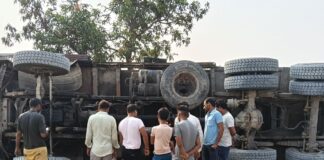 मुंडेरवा में बालू लदा ट्रक पलटा:फ्लाईओवर सर्विस रोड पर बड़ा हादसा टला, कोई हताहत नहीं