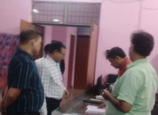 सीएमओ ने CHC इकौना का औचक निरीक्षण किया:श्रावस्ती मे गंदगी पर जताई नाराजगी, दोबारा कमी मिलने पर कार्रवाई की चेतावनी