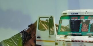 सिद्धार्थनगर में चुटी पुल डायवर्जन पर पलटा ट्रेलर:खराब मिट्टी मार्ग से बढ़ रहा हादसों का खतरा