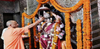 मुख्यमंत्री योगी ने देवीपाटन मंदिर में दर्शन पूजन कर देश व प्रदेश के सुख समृद्धि की कामना की
