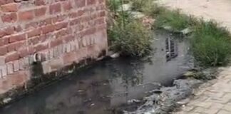 नाली नहीं, सड़कों पर बह रहा पानी:सेमरहना टोला के ग्रामीणों ने की जलनिकासी के व्यवस्था की मांग
