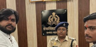 बृजमनगंज में धर्मांतरण और आपत्तिजनक पुस्तक वितरण का आरोप:राष्ट्र बजरंग दल ने धरना देकर क्षेत्राधिकारी को ज्ञापन सौंपा