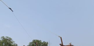 शहरी बिजली व्यवस्था अधर में, टूटे पोल बने खतरा:मुंडेरवा में आंधी में क्षतिग्रस्त लाइन के बाद भी नहीं हुई मरम्मत, हजारों परिवार परेशान
