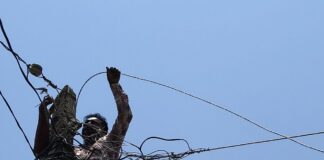 वासा डाकखाना डीह में जर्जर तारों से बिजली सप्लाई:ग्रामीण कर रहे बदलने की मांग, बोले- हादसे का खतरा