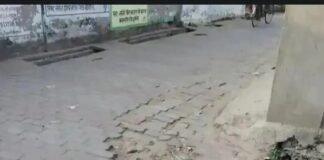 इकौना में मदरसा के पास सड़कें जर्जर:स्थानीय निवासियों, स्कूली बच्चों को आवागमन में भारी परेशानी; अधिकारी ने दिया आश्वासन