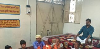 बस्ती में बिरसा मुंडा पुण्यतिथि पर किया यज्ञ:जल-जंगल-जमीन संरक्षण का संकल्प लिया, पुष्प अर्पित कर श्रद्धांजलि दी
