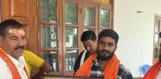 बस्ती में प्रमुख ने आकाश गुप्ता को किया सम्मानित:मनोरमा नदी पुनर्जीवन अभियान में योगदान के लिए