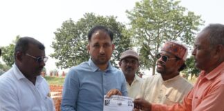 चानकी घाट-जंगल गुलरिया मार्ग निर्माण की मांग:स्थानीय लोगों ने जिलाधिकारी को सौंपा मांग पत्र