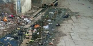 नासिरगंज पुलिस चौकी के पीछे टूटी नाली:सड़क पर बह रहा गंदा पानी, डेंगू-मलेरिया फैलने का डर