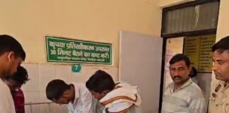 मसढ़ी चौराहे पर ट्रक-बाइक टक्कर, तीन युवक घायल:दो गंभीर, मेडिकल कॉलेज रेफर; इलाज जारी