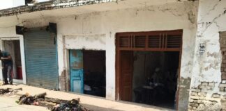 मझवा अमीर में जाम नाली की सफाई का काम जारी:खरपतवार और कूड़े का ढेर, बीमारियों का खतरे से ग्रामीण परेशान