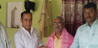 सिद्धार्थनगर में मोदी सरकार की उपलब्धियों पर जनसंपर्क अभियान:वरिष्ठ नागरिकों का सम्मान, योजनाओं की जानकारी दी