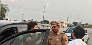नौतनवा में हूटर-ब्लैक फिल्म लगे 39 वाहनों का चालान:पुलिस ने 45,500 रुपये का जुर्माना वसूला, मौके पर फिल्म हटवाई