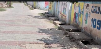 इकौना में गौतम नगर की सड़क जर्जर:गहरे गड्ढों से आवागमन में भारी परेशानी, हादसे का खतरा बढ़ा