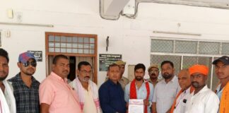 सूर्या चौहान हत्याकांड का मामला:बस्ती में अंतर्राष्ट्रीय हिंदू परिषद और राष्ट्रीय बजरंग दल ने जिलाधिकारी को सौंपा ज्ञापन