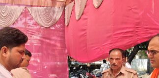 बहराइच के रानीपुर थाने में बड़ा मंगलवार भंडारा:थाना प्रभारी ने स्वयं प्रसाद वितरित किया