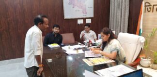 जिलाधिकारी ने जनता दर्शन में सुनीं शिकायतें, सम्बन्धित अधिकारियों को निस्तारण के दिये निर्देश